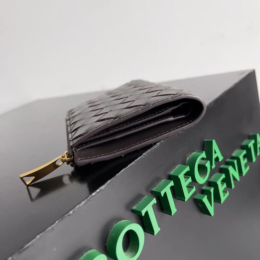 Batch 960 of BOTTEGA VENETA’s new woven small wallets are now shipping! ! ! 🥰🥰Made of carefully selected first-layer sheepskin fabric, this small luxury wallet has an elegant appearance and is also full of practicality. It can store change, driver's license and various cards at the same time. It is so small that it can be put in your pocket and carried with you. It is really convenient [Applause][Applause] Style No.: 667468 Size: 14.5*9.3*2cm